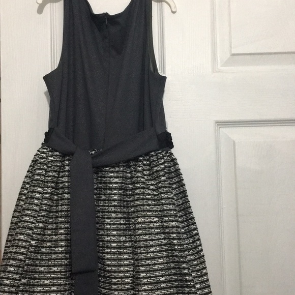 Short dark dress, No sleeves with detailed flowers - Picture 4 of 4